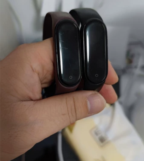 两台小米手环5，标准版，一根充电线，正常使...