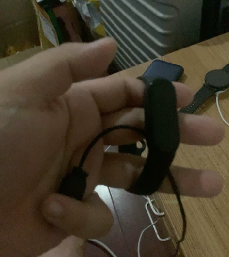 小米手环6普通版一个，之前换新过。有线，没...