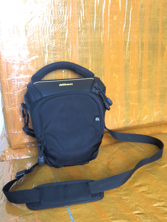 尼康单反相机包，拉链没问题，好的。
