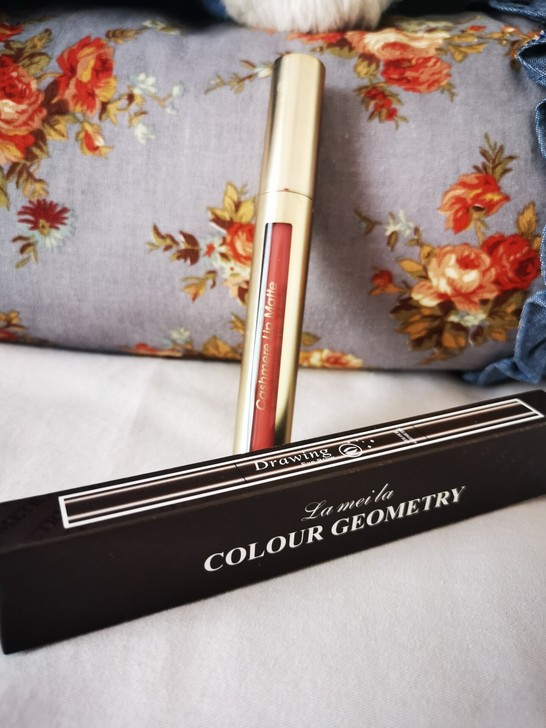 唇釉，双头自动旋转眉笔一起出。小红书说这个...