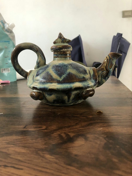 家里老人收藏的，造型别致，花纹独特，保存完...