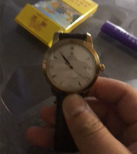 过生日朋友送的，不想带了，工作不方便带手表...