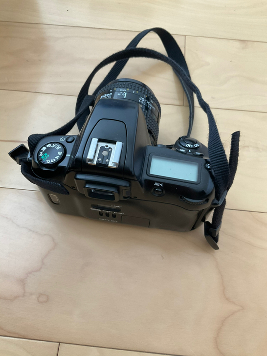 尼康F60，很新如图，功能一切完好无损。不...