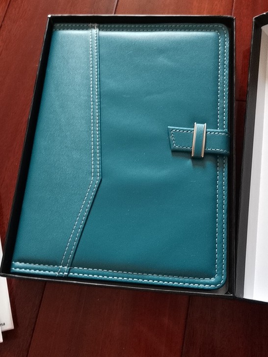 2018款平板保护壳，我个人比较喜欢粉萌的...