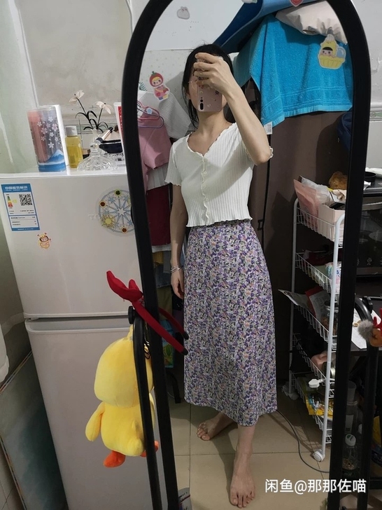 白色T恤+油画半身裙。裙子穿过不到十次,因...