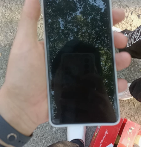 小米11ultra,12+256配置。外观...