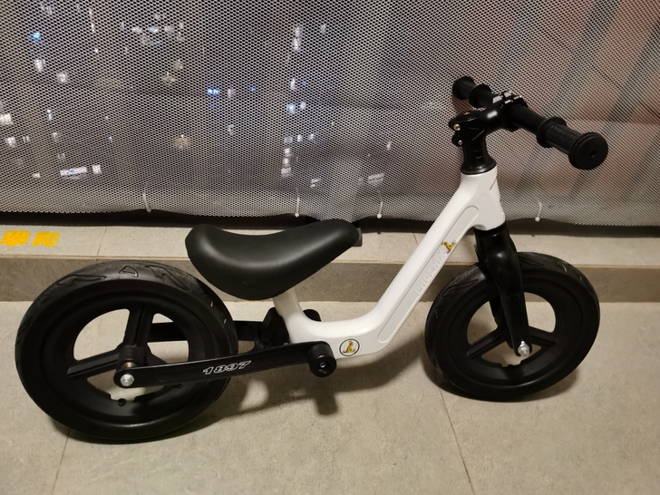 12寸白色凤凰儿童平衡车,九成新,适合2-...