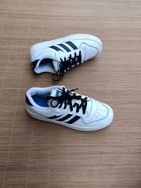 41.5码 阿迪达斯运动鞋        ...