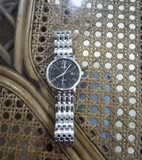 2020年购买的西铁城光能石英表,八成新。...