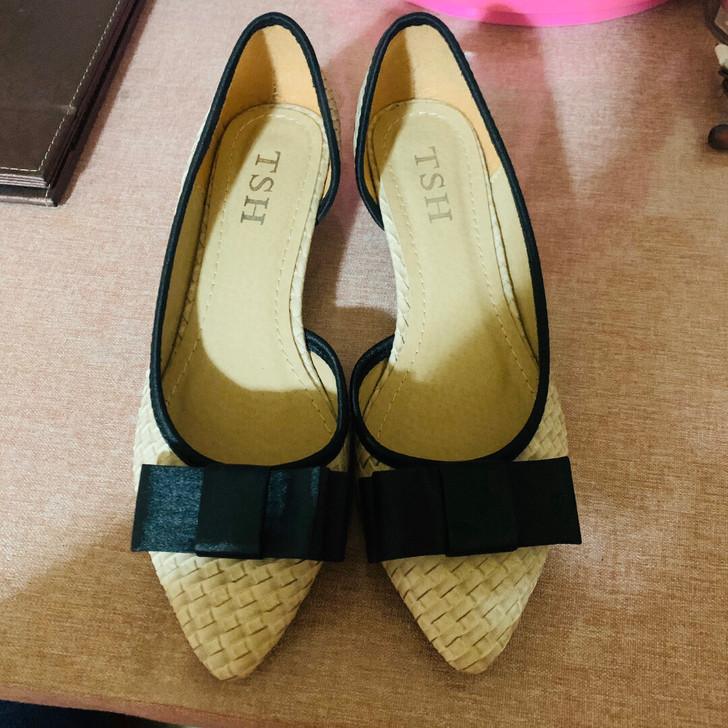 非常漂亮的单鞋，朋友婚礼穿过一次，因为拇指...