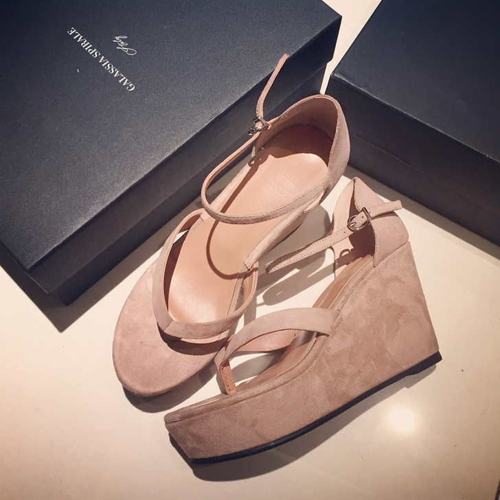 高端好货 欧美新款 晚晚同款裸色羊猄坡跟#...