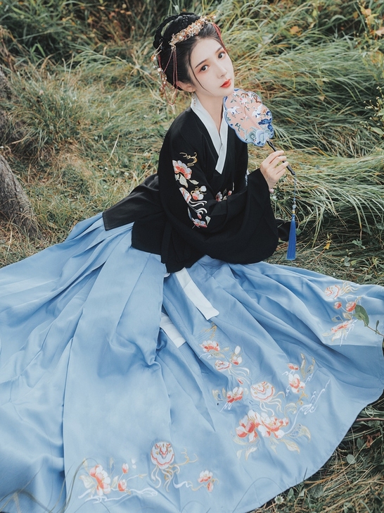 花神记 民族装舞台装，买回来试穿，不好意思...