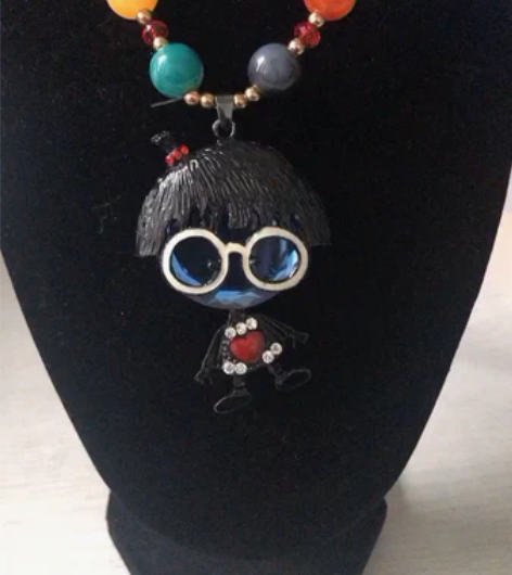 卡哇伊的小姐姐 钛钢镶嵌,人物造型可爱 一...