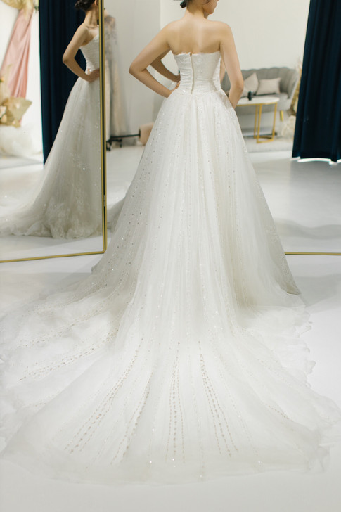 本人婚纱礼服馆品牌升级,有些款式需要下架为...