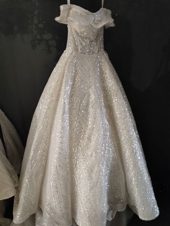 荷叶边一字肩大拖尾 180不包邮 超亮闪