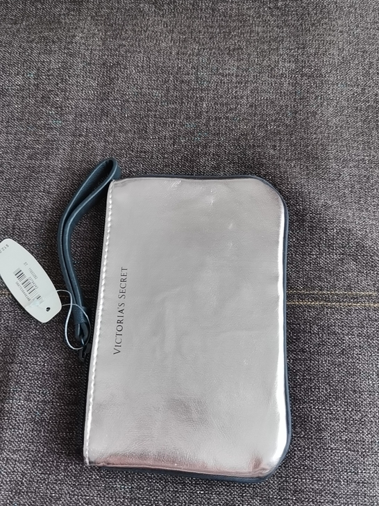 维多利亚的秘密。  小化妆包 香槟金色很好...