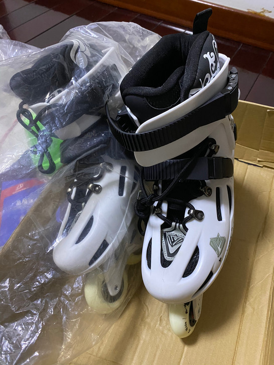 全新轮滑鞋，39-40，附带背包、可换冰刀...