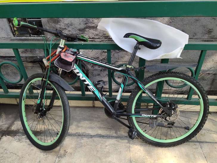 全新山地车,未拆封,自己组装。左图是同款拼...