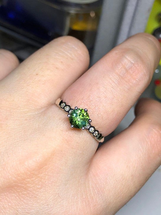 碧玺戒指，纯银镶嵌  戒面卡6 全新。保真...