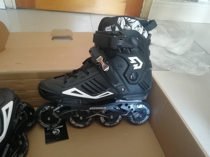 轮滑鞋 黑色 溜冰鞋成人 大一买的，穿了三...