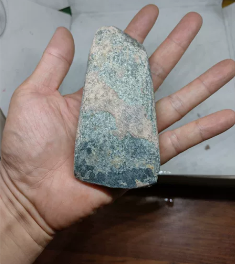 石器时代,石斧。一眼老,黑石头多,这个青石...