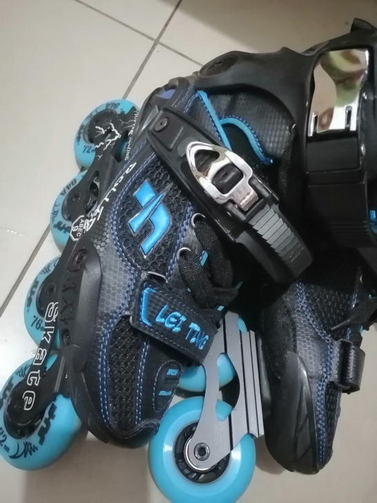 战狼雷霆黑蓝色轮滑鞋 37码 就穿过一次