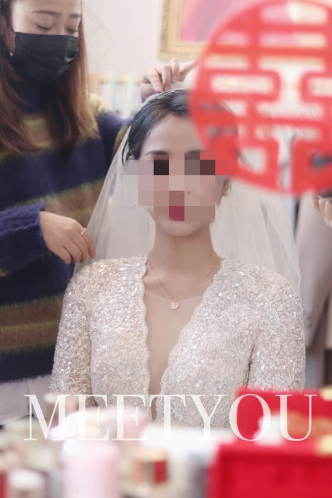 重工婚纱 只穿过一次 保护得非常好 非常干...