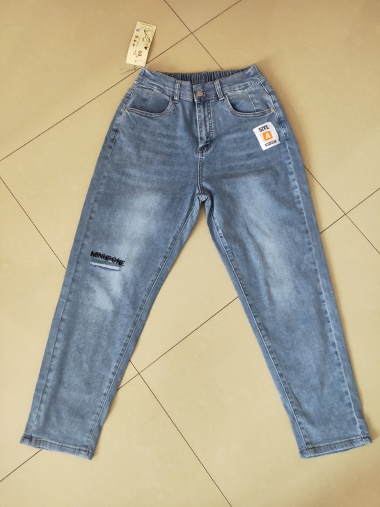 牛仔老爹裤,28码松紧万能腰。薄款料子很软...