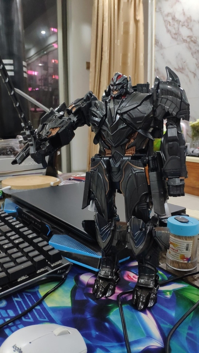 店铺搬迁，清仓处理，男孩生日礼物变形金刚5...