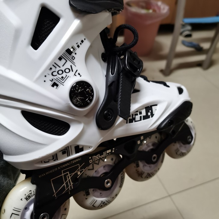 普通轮滑鞋      送护具