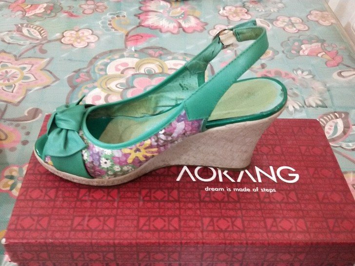 奥康品牌，坡跟鞋底，绿色是亮色，36