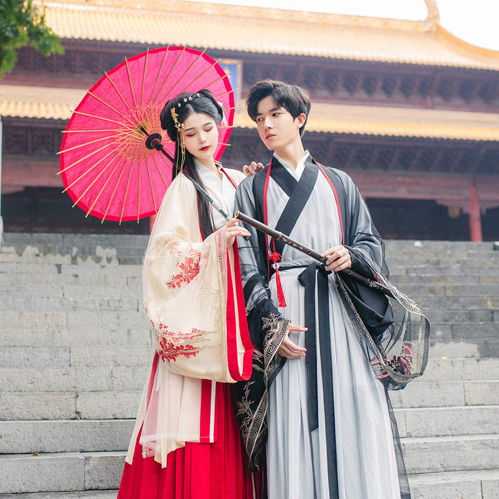 是红的，希望有集美愿意收，只穿过一次，还可...