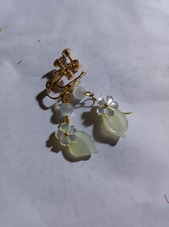 岫玉蝶贝猫眼石耳夹