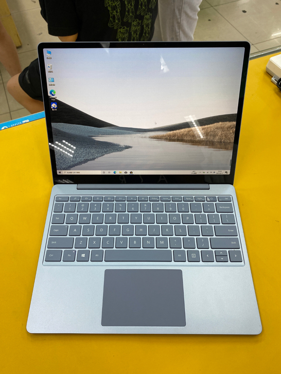 微软Surface Laptop Go冰晶...