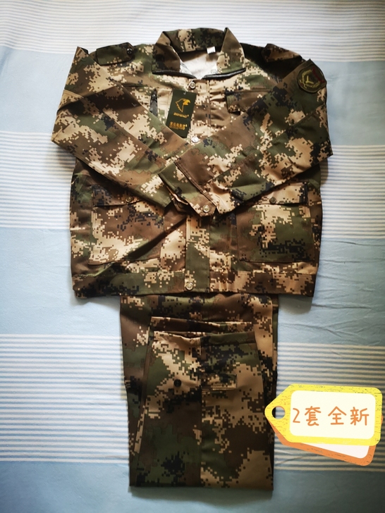 5套全新迷彩服，花纹颜色如下图展示。可以单...