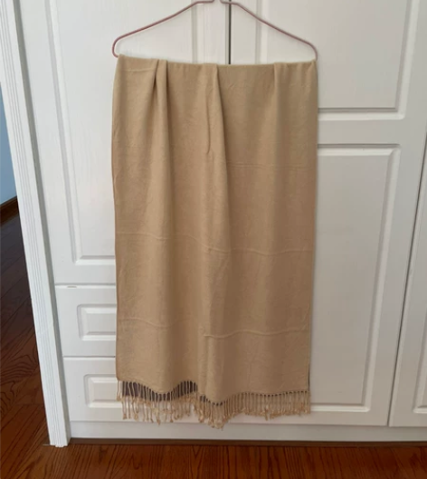 双面围巾,柔软不扎,九成新,有点折痕,确认...