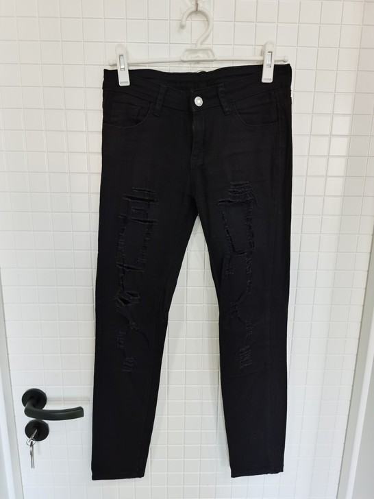 黑牛仔 破洞裤 紧身裤 中码 本人衣服都很...