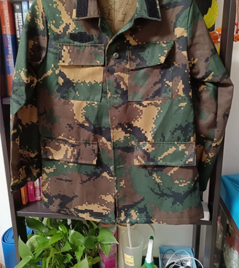 儿童迷彩服，全套35包邮，几乎全新，衣服裤...