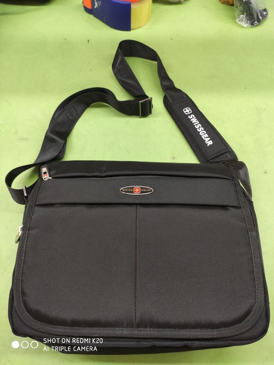 军刀单肩斜挎包，采用防水古治料制做，隔层多...