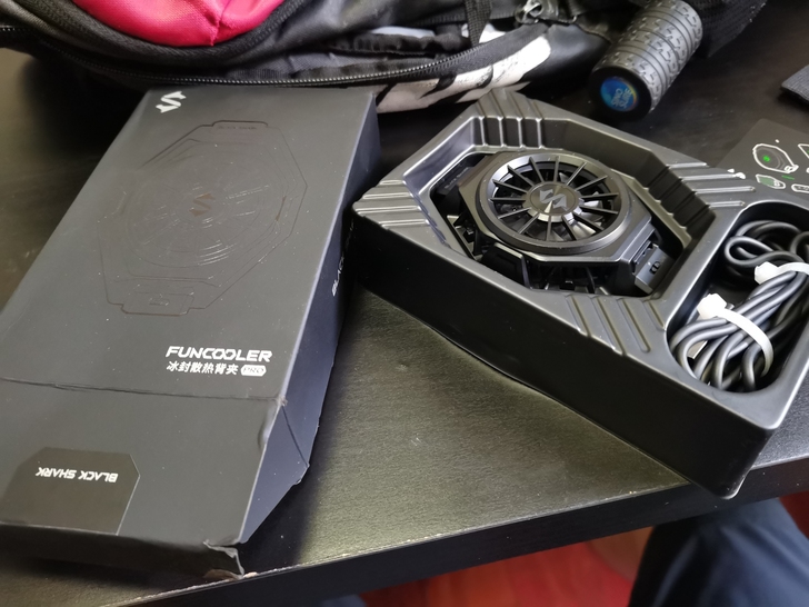 黑鲨冰封散热背夹Pro,拆封使用过三次,外...