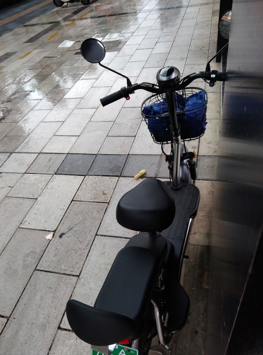 爱玛电单车，9成新，还有一年质保期，证件齐全