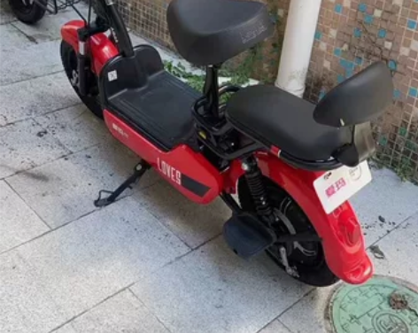 证件齐全，九成新二手品牌电动车，雅迪爱玛台...