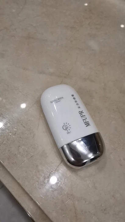 防晒霜美白保湿很清爽,不油腻,不会有厚实感...