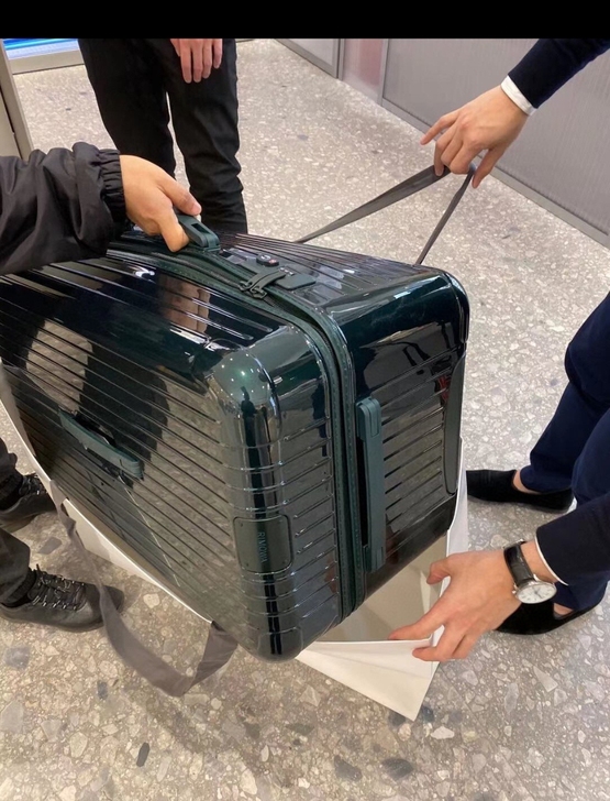本人法国巴黎老佛爷购入,33寸日默瓦旅行箱...