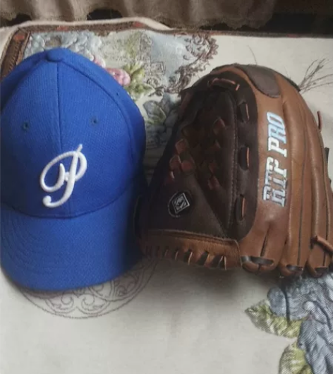 儿子同学都棒球帽和棒球手套99新，花400...