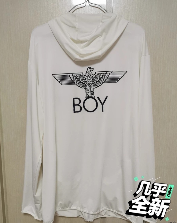 白色冰丝牛奶丝防晒衣，面料凉爽顺滑，兜部有...