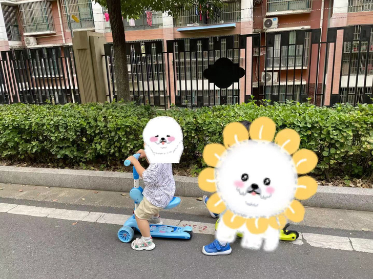 蓝色滑板车，仅出门一次，9.9新，可坐可站...