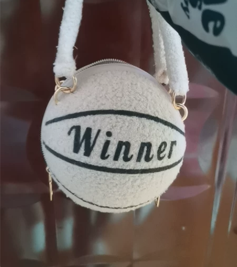 足球毛毛包，全新能放手机 感兴趣的话点“我...