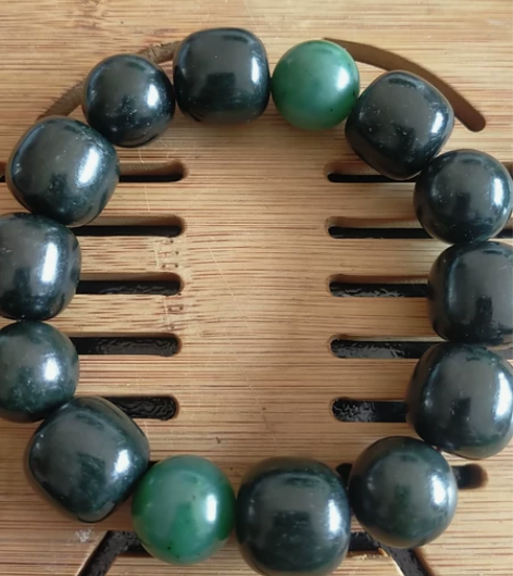 和田沙枣青,碧玉手串,两颗卡16的碧玉珠子...