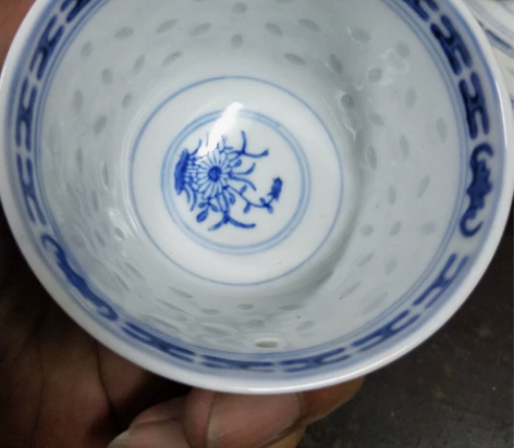 铃铛杯 青花玲珑压手杯 五杯一盘 盘边有个...